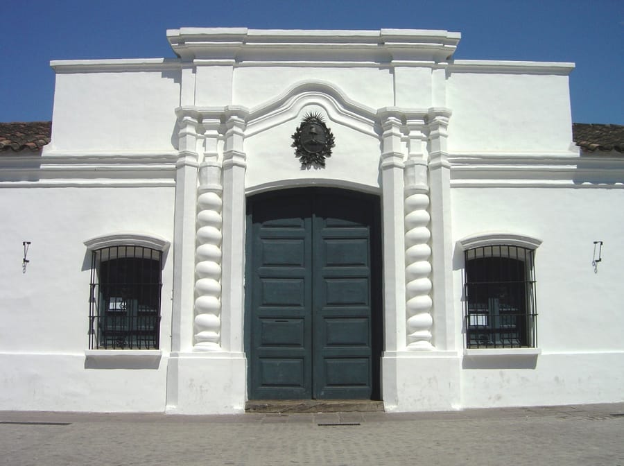 Fachada blanca de la Casa Histórica de la Independencia en San Miguel de Tucumán